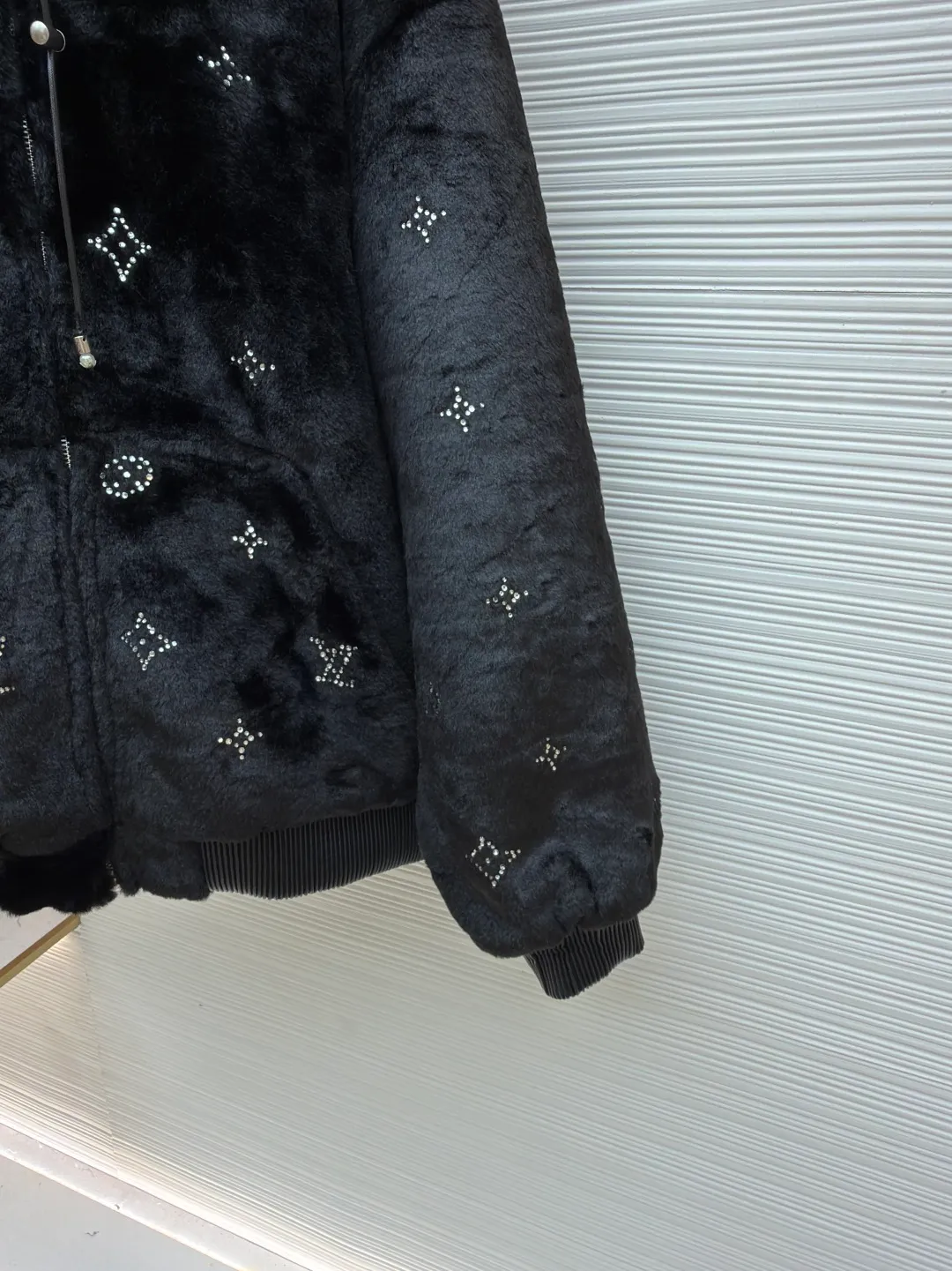 LOUIS VUITTON Rhinestone fur zipper hooded jacket ●Original version: Purchased and developed by 99989 ●Item number: 1680829-D15 ●Fabric: Rabbit fur blended fabric ●Technology: Infrared positioning production ●Version: Fitted version ●Weight: about 2070 grams ●Size: 46-48-50-52 ●Description: Customized high-quality faux fur mink fabric for the face, using a new type of fabric made of rabbit fur blended synthetic fiber. It has rich plush, smooth color, smooth and soft feel and excellent warmth retention. The rhinestones are decorated using rhinestone hot-drilling technology. They are made according to the original pattern. The material is customized according to the shape and size of the plate. It is made by infrared positioning and manual hot pressing. The inner lining is made of custom-made French Bazaar black Guli grain leather, with unparalleled texture and luster, natural texture, and comfortable skin fit. Use professional grinding tools to carefully treat the leather surface, and then use special agents to polish the leather to improve the overall beauty of the leather. The whole embroidery is made with positioning technology. The needle-stitching technique is mainly used to fill in the slender and curved lines of the embroidery shape, which can show the details and layering of the pattern. The silver-plated zipper placket and hat rope pearl pendant are all made of pure copper-plated molding without cutting corners. The pockets on both sides of the front form kangaroo pockets. It has a loose silhouette and a full set of customized three-label accessories. The upper body is stylish and has good texture, which distinguishes it from the wrong versions on the market. The overall wiring is straight and delicate, the fabric is comfortable and soft, and the color is consistent without color difference. It can be matched with the same style to create a fashionable look and control various occasions. Customized accessories, complete with three standards, same style for men and women!
